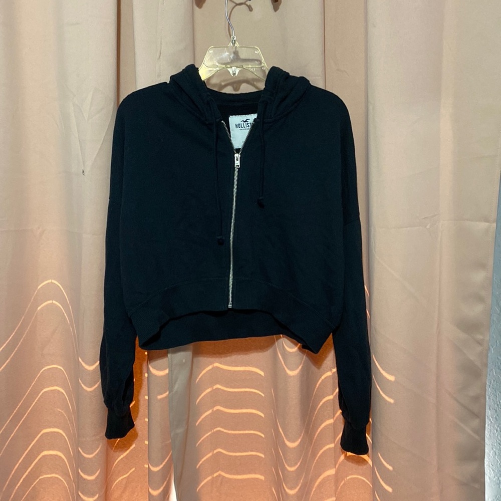 black cropped hollister jacket